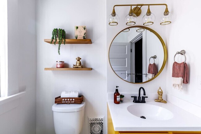 Building Photo - 313 W 4th Ave