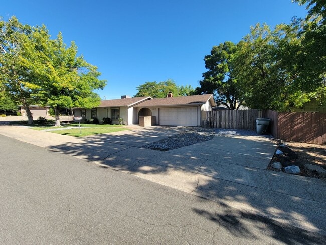 Building Photo - 3 Bedroom House across the street from Mar...