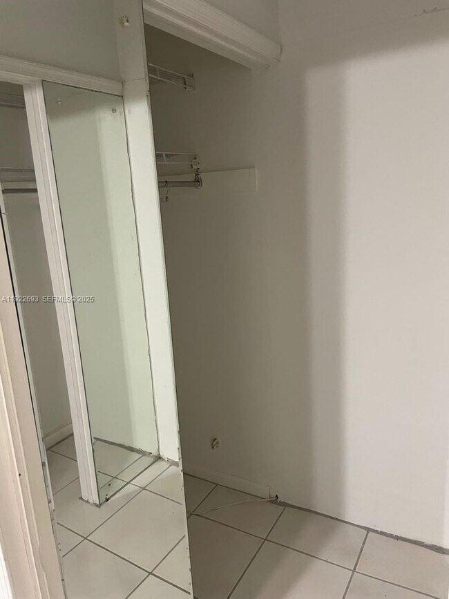 Building Photo - 3141 N Palm Aire Dr