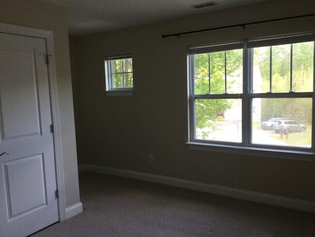 Building Photo - 3 Bedroom Townhouse in amazing location!