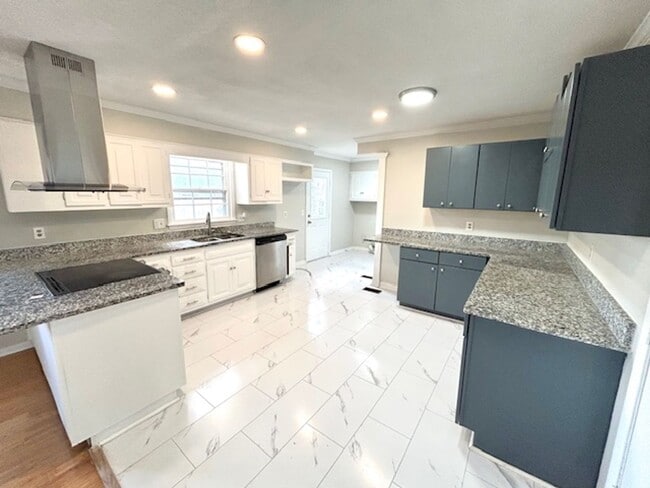 Building Photo - Move-In Ready 3 Bedroom Home with Garage & Private Yard