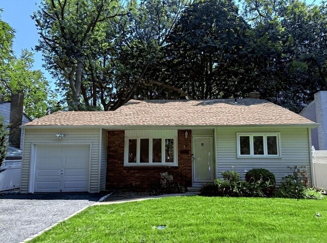 Primary Photo - 5 2nd Rd