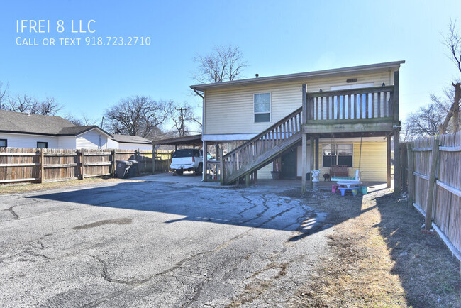 Building Photo - 3 bed one bath upstairs unit in two level ...