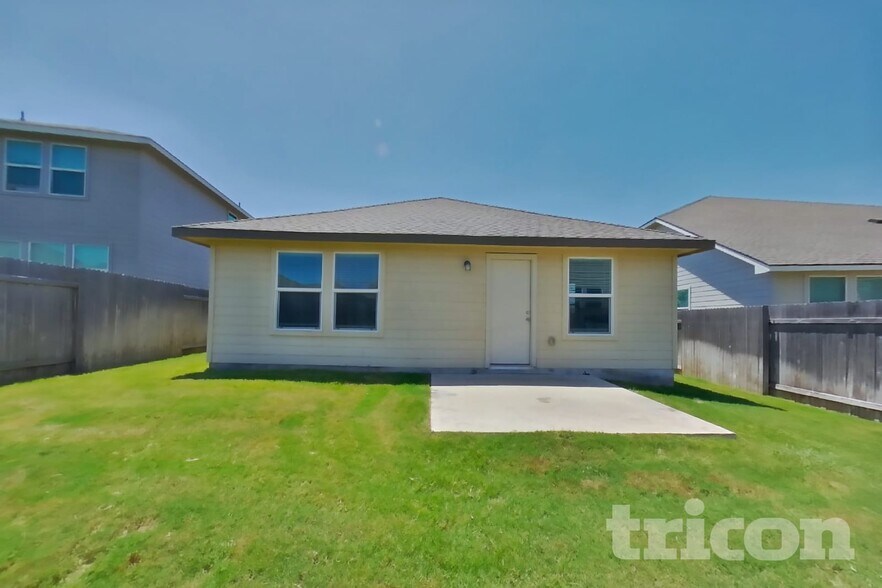 Building Photo - 5205 Saddle Clb Dr