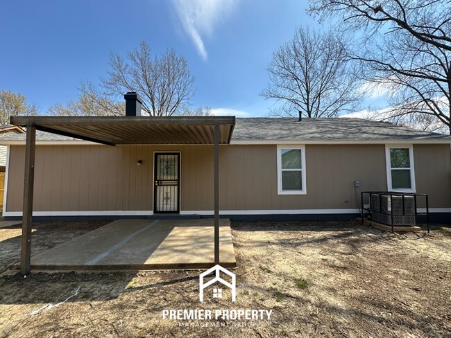 Building Photo - Newly Renovated 3BR/2BA in 38141 | Vaulted Ceilings, Fireplace & Fenced Yard