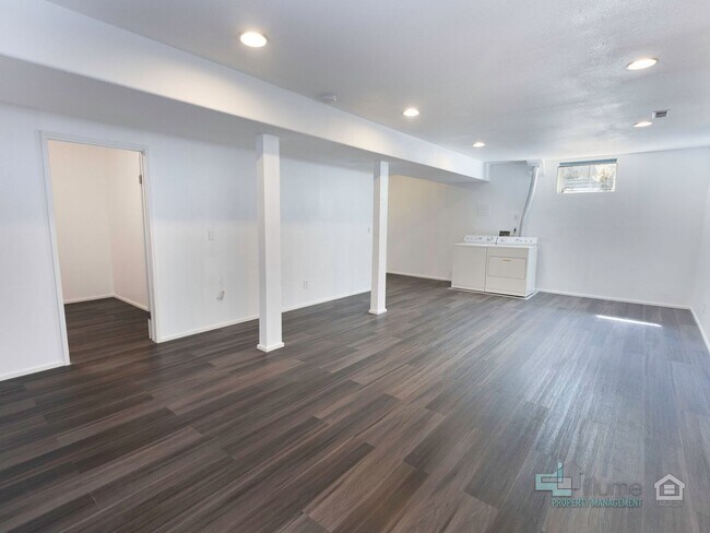 Building Photo - West Linn Single Family 3 Bd/2.5 Bth w/ Ba...