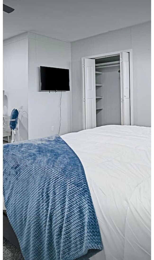 Building Photo - 2302 Royal Dr