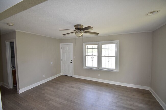 Building Photo - Coming Soon! 3 Bedroom and 1 Bath Home (Pets Considered)