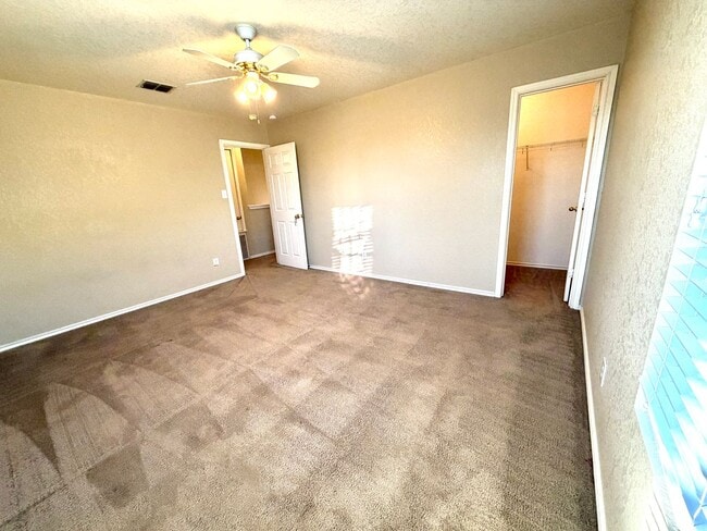 Building Photo - Spacious 3 Bed / 2.5 Bath Home with Large Yard & Lawn Care Included