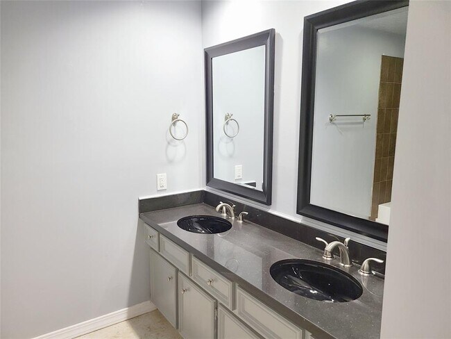 Building Photo - 15030 Vistamont Dr