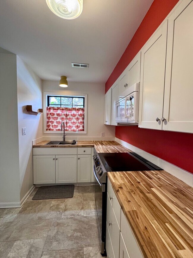 Building Photo - Beautiful renovated townhouse in a great C...