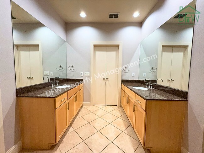 Building Photo - Elegant and Spacious 2-Bedroom Townhome with Rooftop View in Dallas