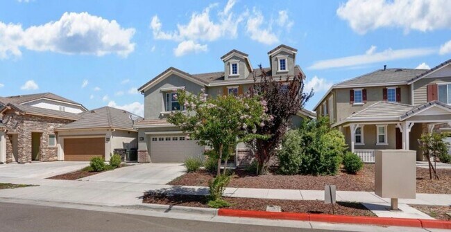 Building Photo - Beautiful 5 Bedroom, 3 Bath Tracy Home / B...