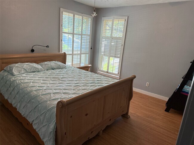Building Photo - 204 Lakeview Terrace