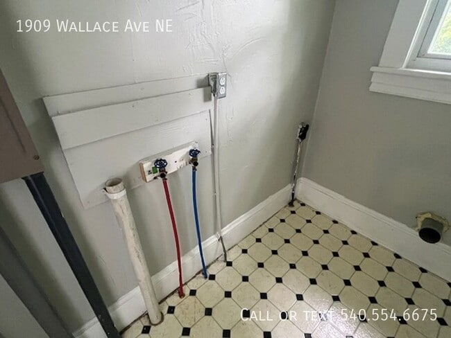 Building Photo - 1909 Wallace Ave NE
