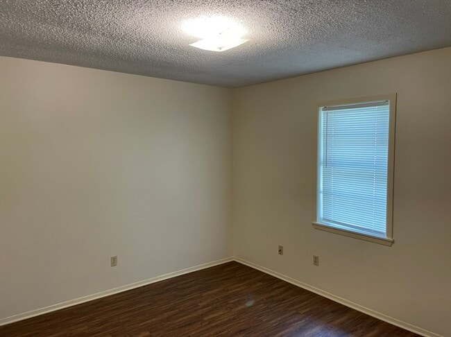 Building Photo - 2 Bedroom 1 Bath Duplex in West Tyler! Tour Today!