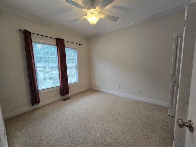 Building Photo - NEW LISTING!!!!!