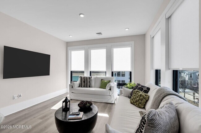 Building Photo - 218 3rd Ave