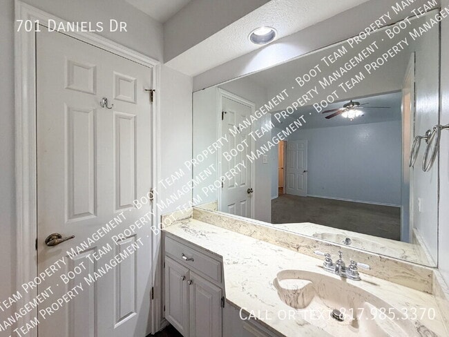 Building Photo - 701 Daniels Dr