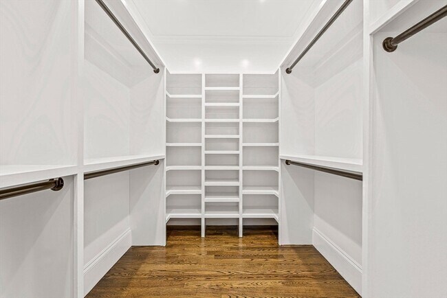 Building Photo - 846 Main St