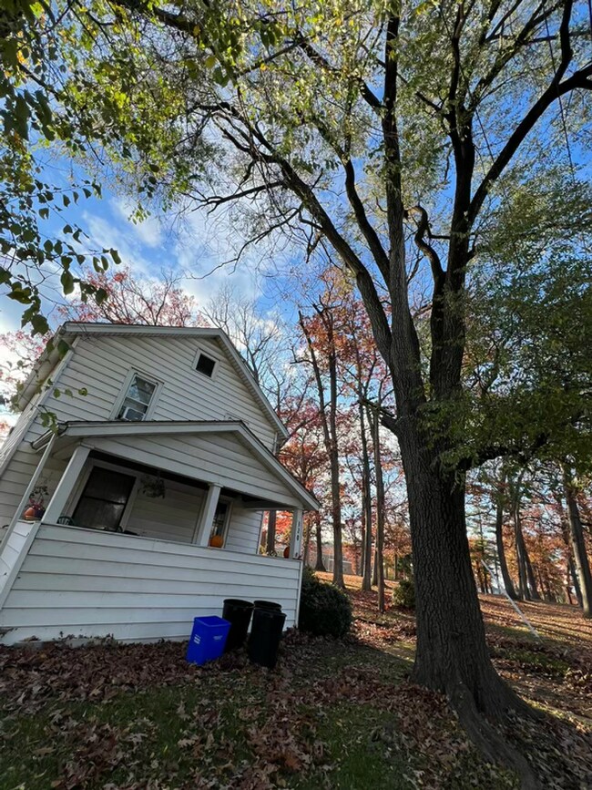 Building Photo - 320 Riverside Dr
