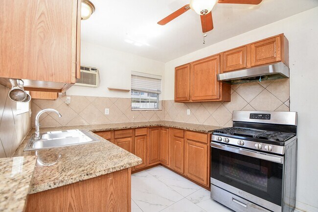 Building Photo - 4322 Pensacola Oaks Ln