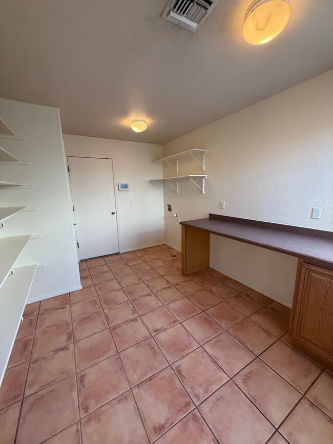 Building Photo - Beautiful 3 Bedroom/2.5 Bathroom Home Located off Roadrunner