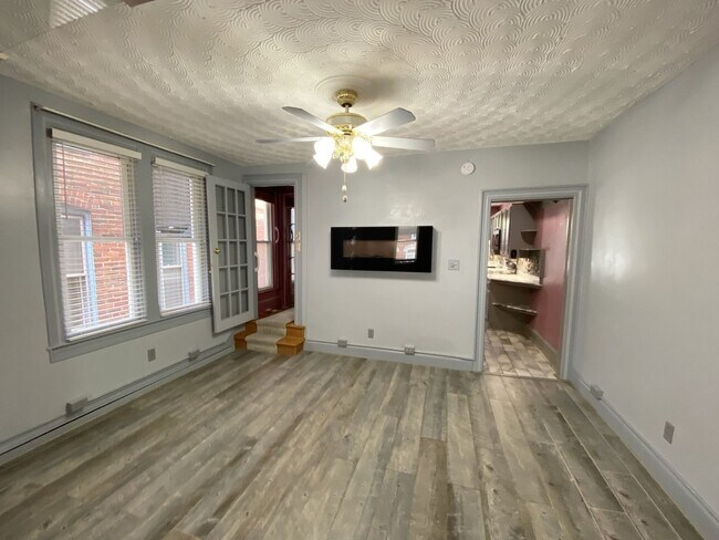 Building Photo - 3 Bedroom 1.5 Bath Private Home Must See K...