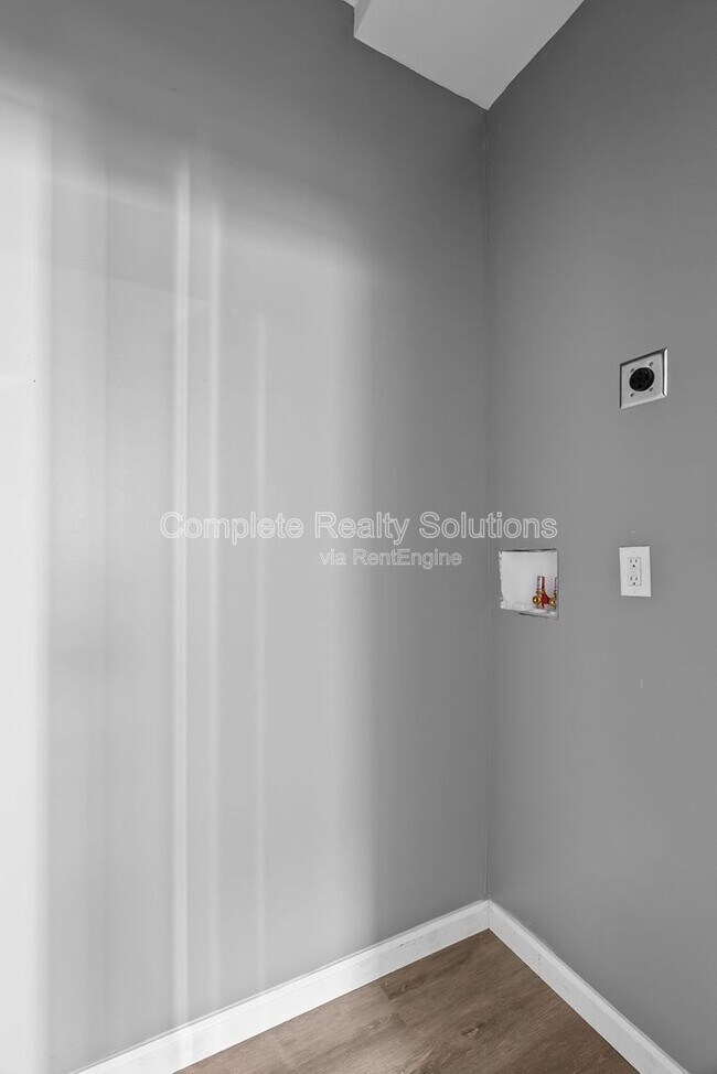 Building Photo - 3456 Chippewa St