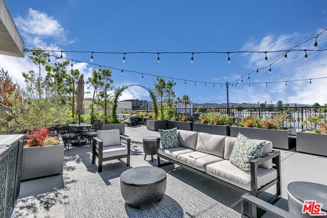 Building Photo - 10824 Blix St