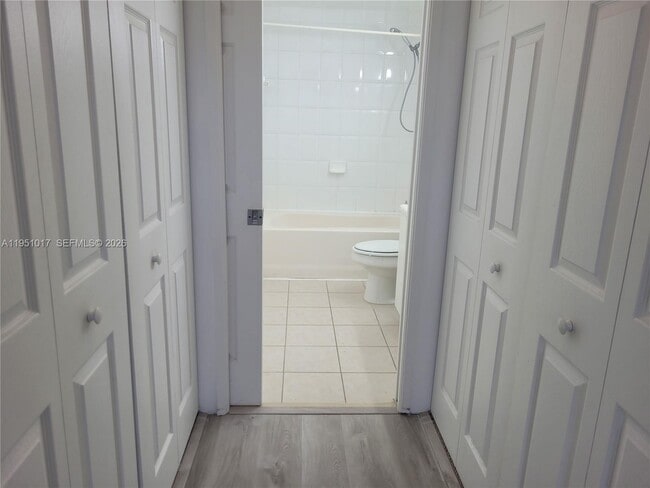 Building Photo - 7910 N Nob Hill Rd