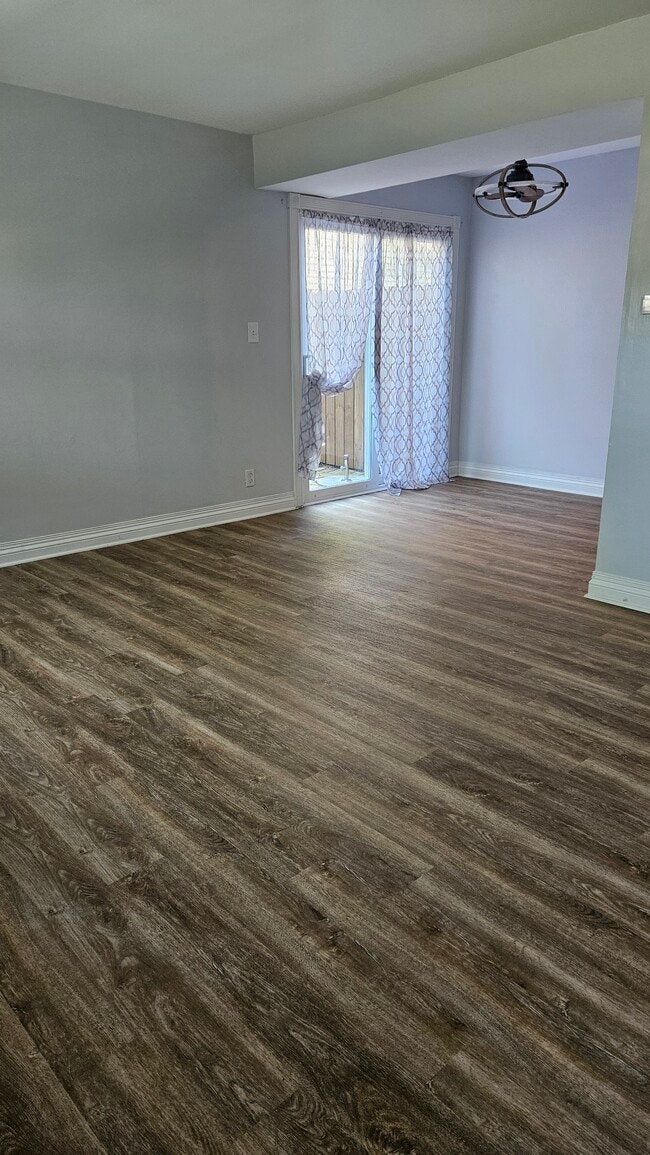 Building Photo - 10 N Fernwood Dr