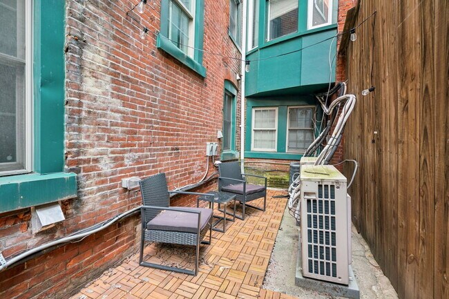 Building Photo - 1721 Pine St