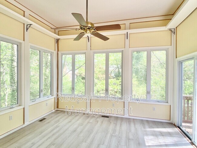 Building Photo - 102 Thunderbird Ln