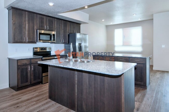 Building Photo - 1025 W 400 S