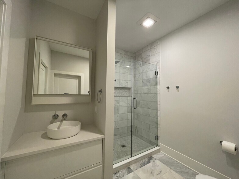 Building Photo - 1647 W Hubbard St