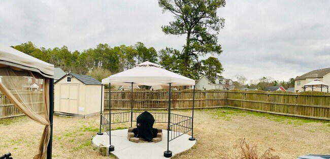 Building Photo - Wonderful Three Bedroom Home in Northeast Columbia!