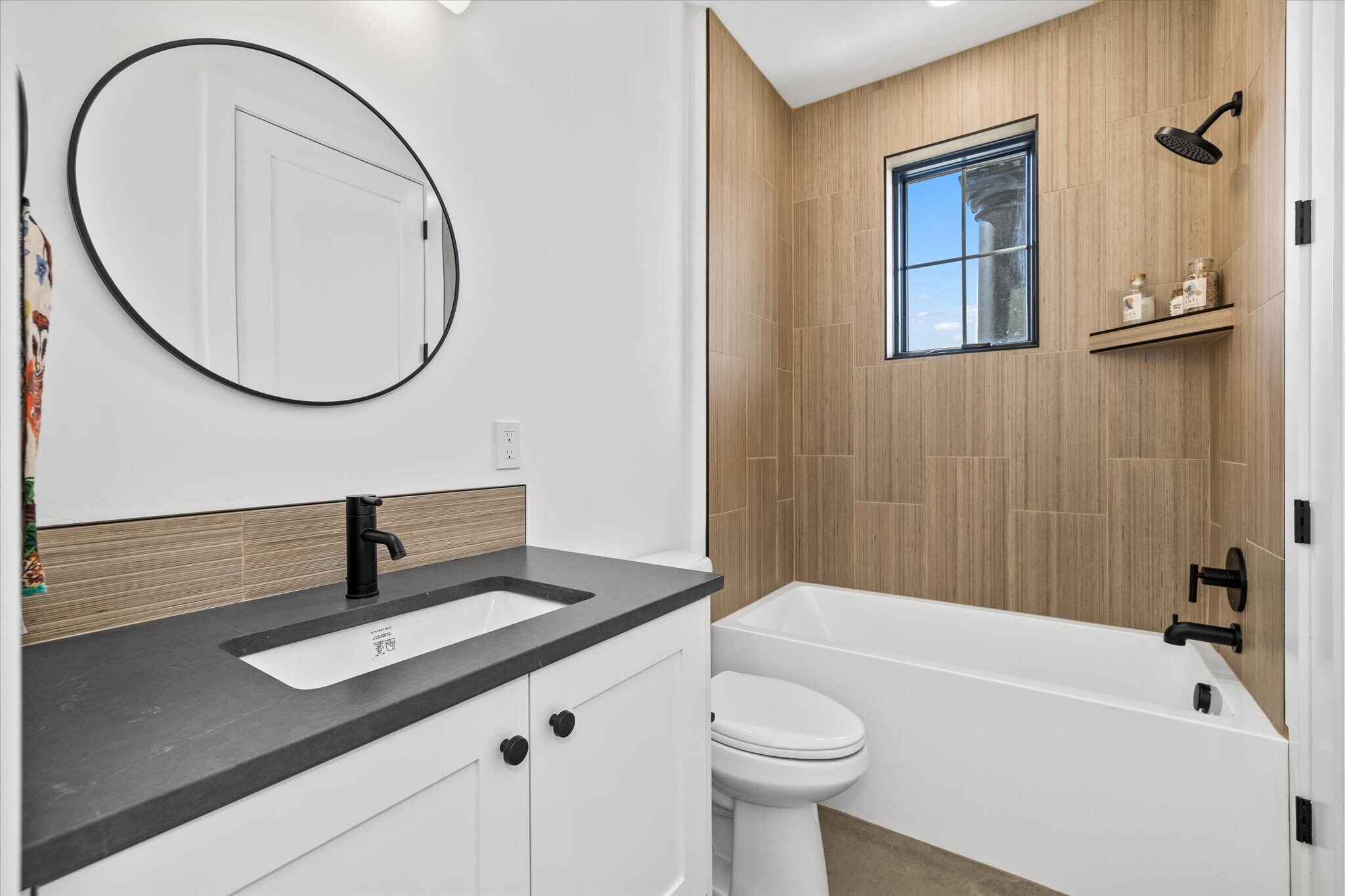 Building Photo - 614 N Avenue H Ave