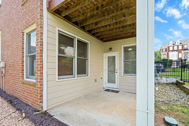 Building Photo - 312 Creekbank Way SE