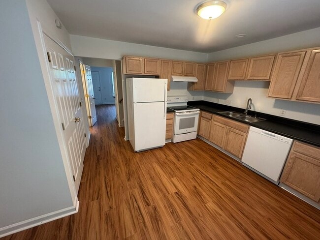 Building Photo - AVAILABLE NOW! 3 Bed 3 Story Town Home!
