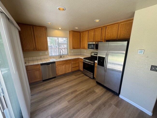 Building Photo - 3 bed / 2 Bath | West Roseville Home Avail...