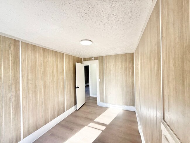 Building Photo - 924 Spring Ave NE