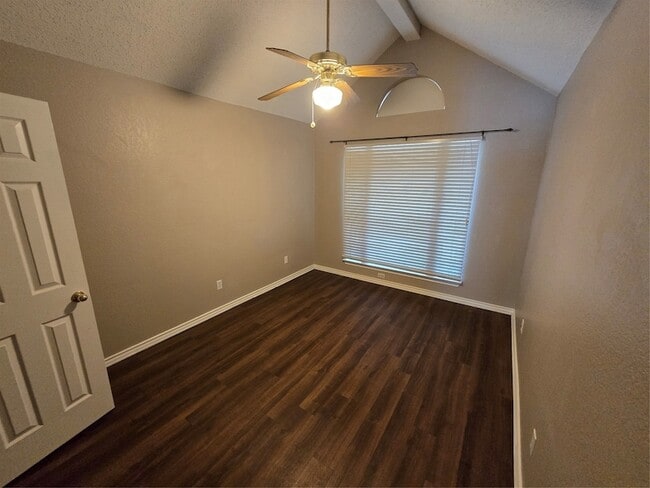 Building Photo - 2609 Classic Ct E