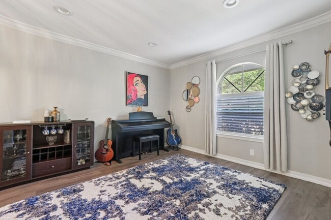 Building Photo - Beautifully Renovated Home with a Large Yard