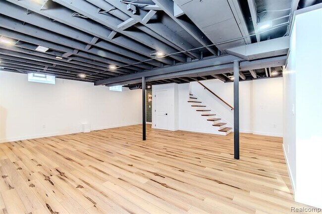 Building Photo - 811 Norwich Dr