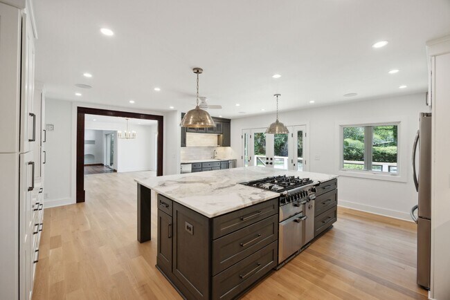 Building Photo - Available 6/15. Stunning, Fully-Rennovated...