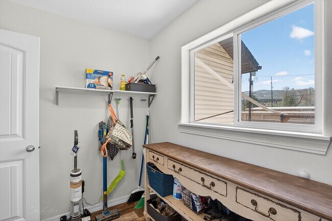 Building Photo - Single Family Home For Rent
