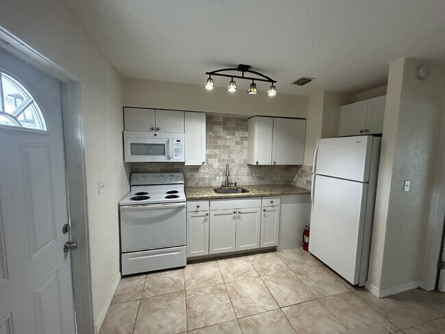 Building Photo - "Cozy 1-Bedroom Apartment in St. Petersburg – 550 Sq Ft of Comfort & Convenience!"