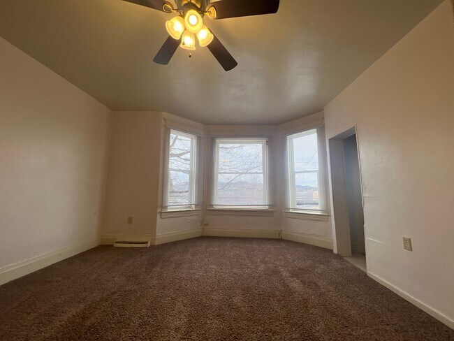 Building Photo - Sunny Side - 3 Bedroom Big House - Availab...