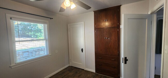 Building Photo - $500 MOVE-IN CREDIT! Updated Home with lot...